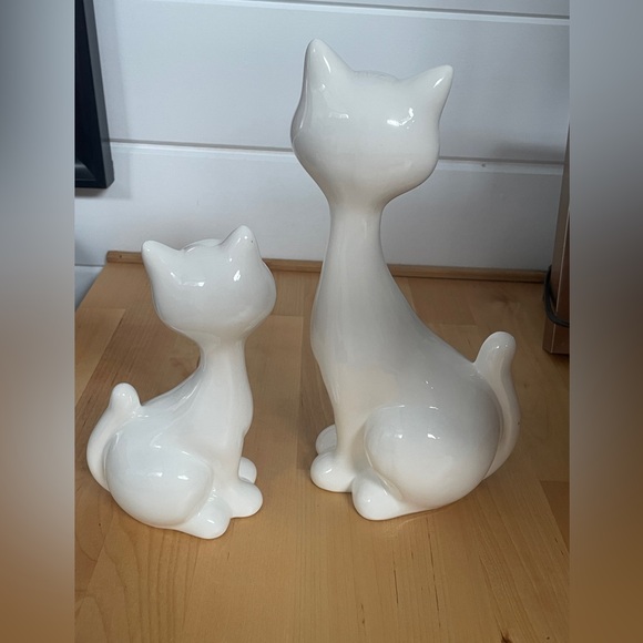 2 White, Ceramic, Retro looking, Siamese cat figurines. - Picture 2 of 3